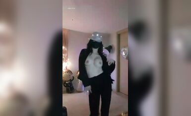 漂亮妹子模仿迈克尔舞蹈跳抖奶舞 你们看看像不像女版Michael 奶子不错